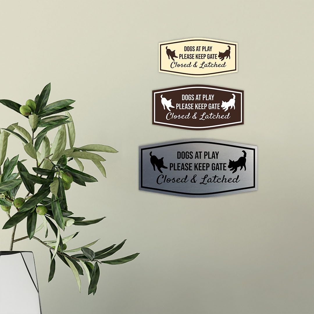 Motto Lita Fancy Paws, Dogs At Play Please Keep Gate Closed & Latched Sign (White) - Small