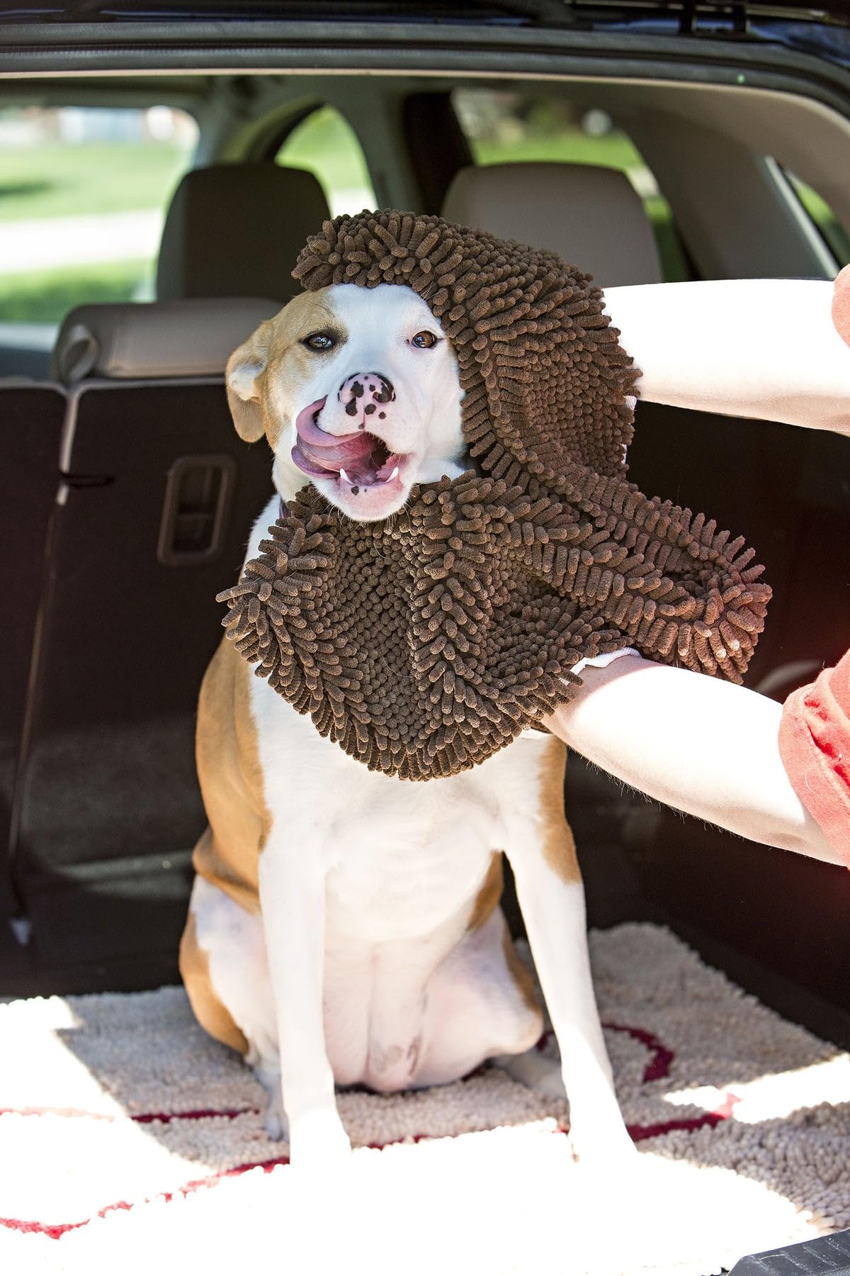 Soggy Doggy Super Shammy Dog Towel, Washable Microfiber Dog Towels For Drying Dogs And Cleaning Paws, Fast-Drying Dog Bath Towel With Hand Pockets, Dark Chocolate/Oatmeal Trim, 31 X 14 Inches