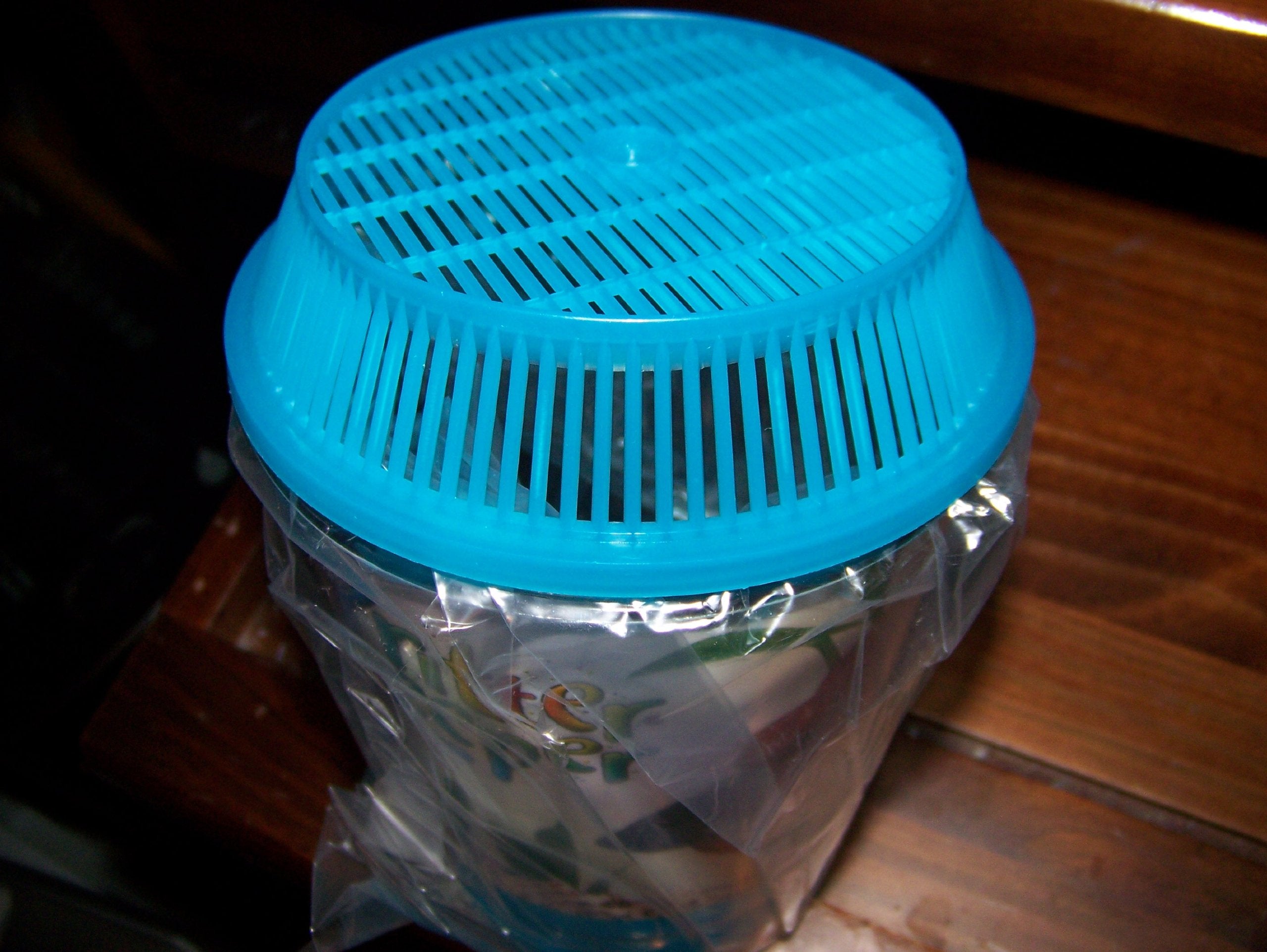 Lees Kritter Keeper, Round With Lid And Pedestal - Small