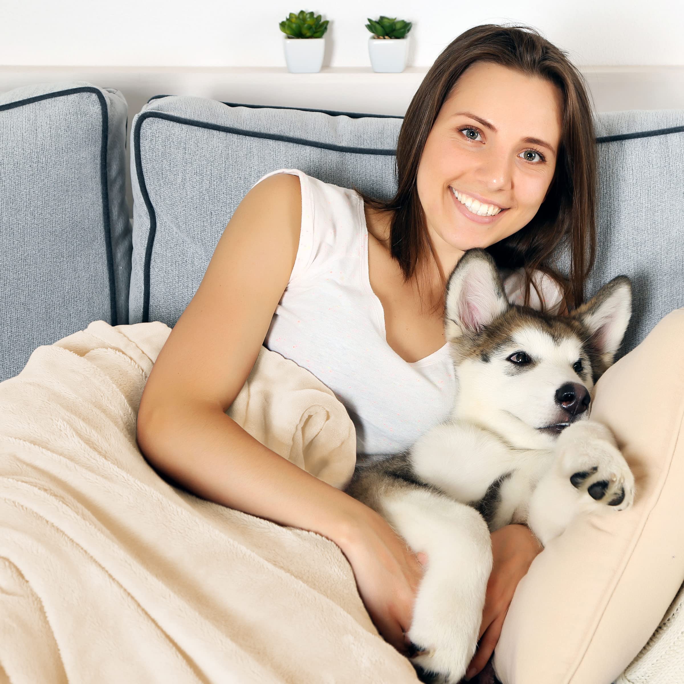 PETMAKER Waterproof Pet Blanket - 50x60-Inch Reversible Sherpa Fleece Throw Protects Couches, Cars, and Beds from Spills, Stains